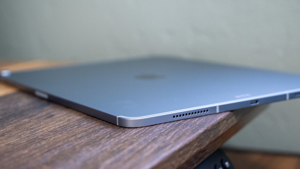 Edge of the Apple iPad Air (2025).