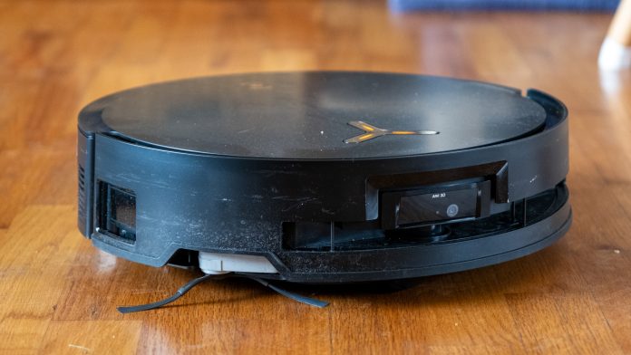 Ecovacs X8 Pro Omni vacuuming