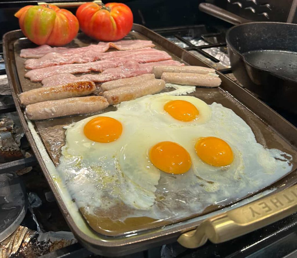 smithey-double-burner-griddle-18-inch-cast-iron-cooking-breakfast-bacon-sausage-eggs-heirloom-tomatoes