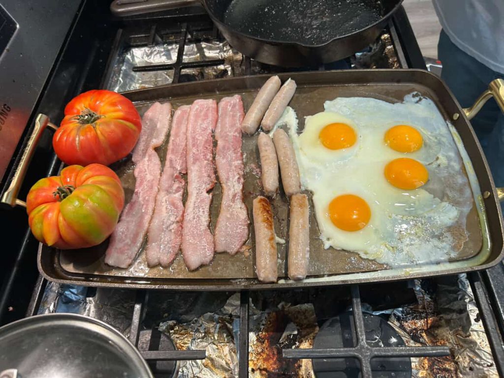 smithey-double-burner-griddle-18-inch-cast-iron-cooking-breakfast-bacon-sausage-eggs-heirloom-tomatoes-2