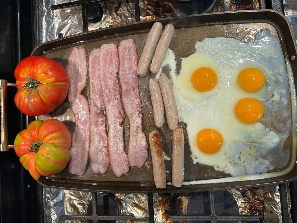 smithey-double-burner-griddle-18-inch-cast-iron-cooking-breakfast-bacon-sausage-eggs-heirloom-tomatoes-3