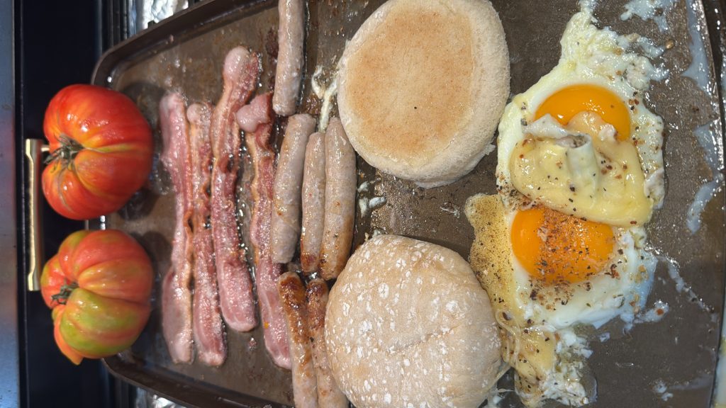 smithey-double-burner-griddle-18-inch-cast-iron-cooking-breakfast-bacon-sausage-eggs-heirloom-tomatoes-pan-de-cristal-buns
