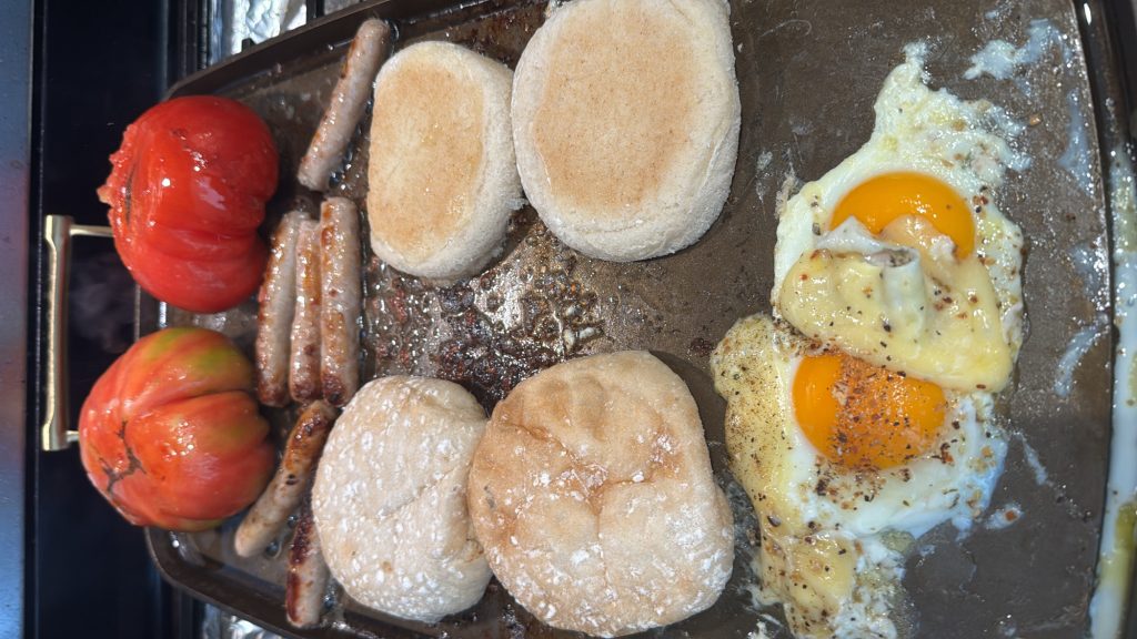smithey-double-burner-griddle-18-inch-cast-iron-cooking-breakfast-bacon-sausage-eggs-heirloom-tomatoes-pan-de-cristal-buns-2