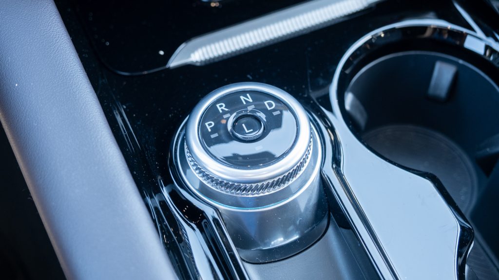 Gear shift in the 2025 Ford Explorer Platinum RWD