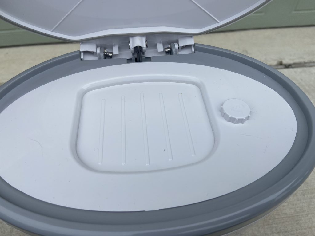 The Dekor diaper pail lid has a lock.